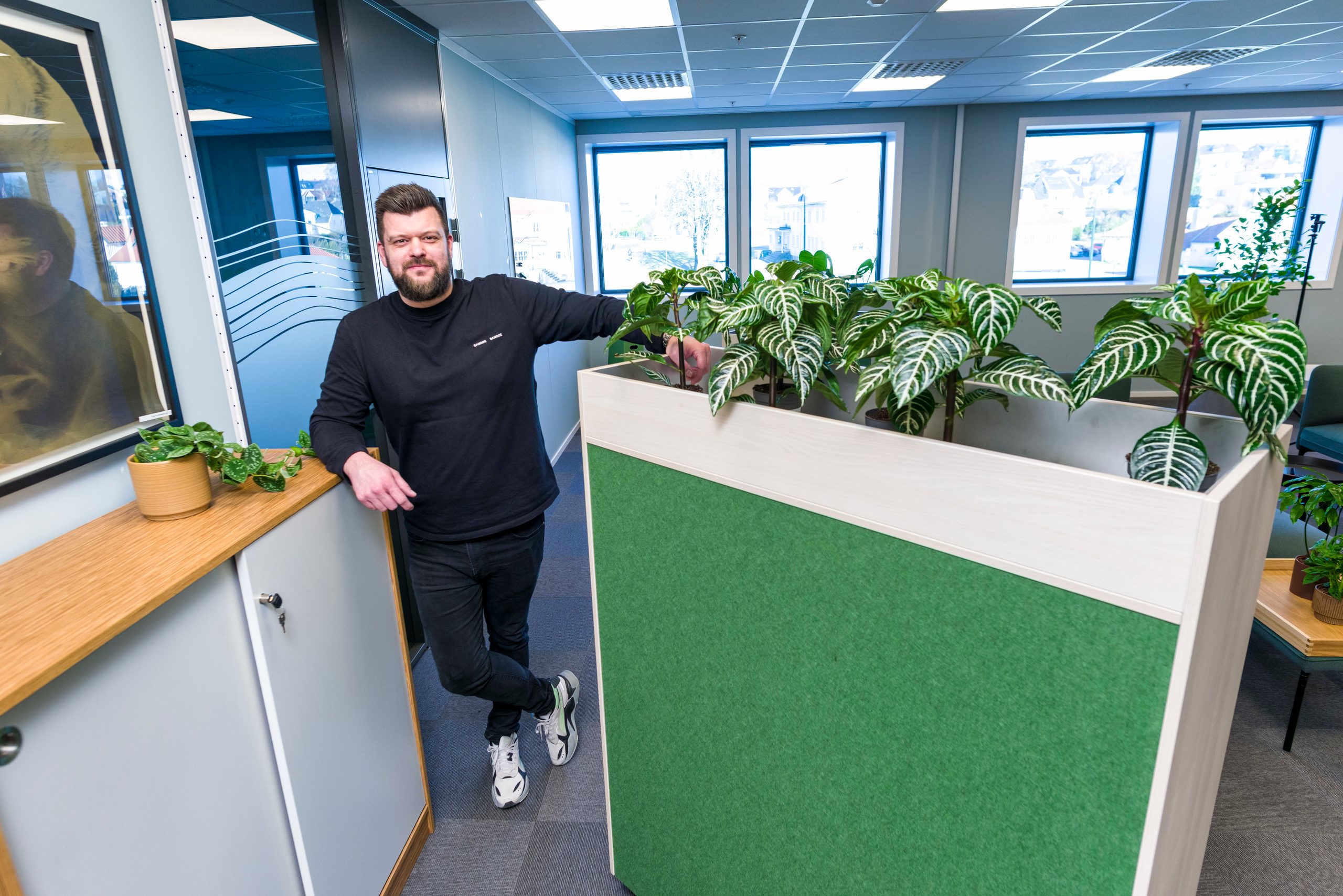 Mann ved siden av redesignet plantekasse. Foto